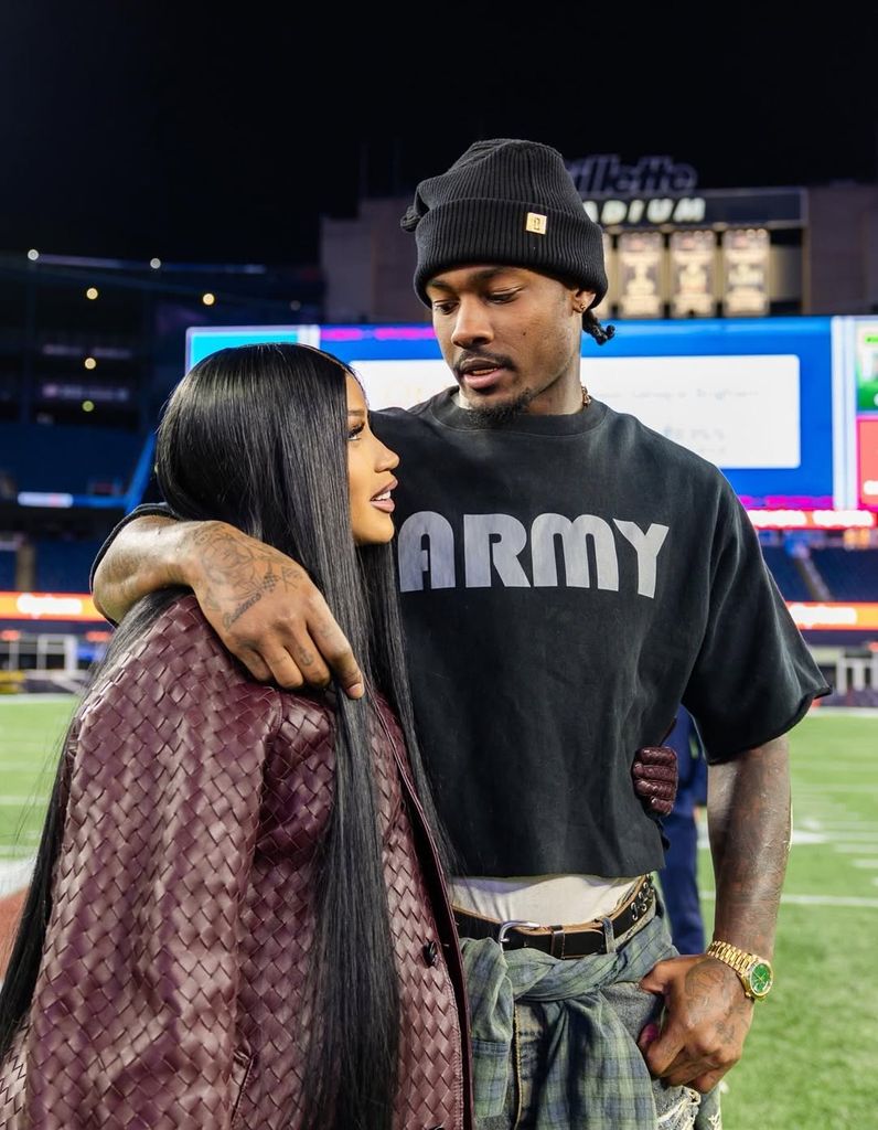 Cardi B y Stefon Diggs en un partido de fútbol