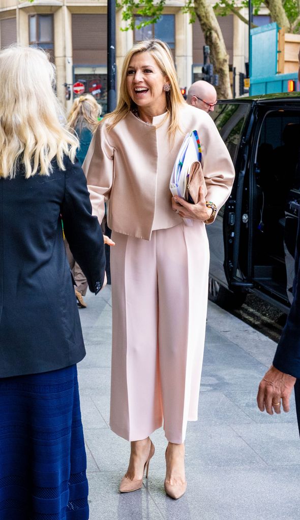 La reina Máxima de Holanda en Londres con junto rosa de Natan y joyas espectaculares, 2026.