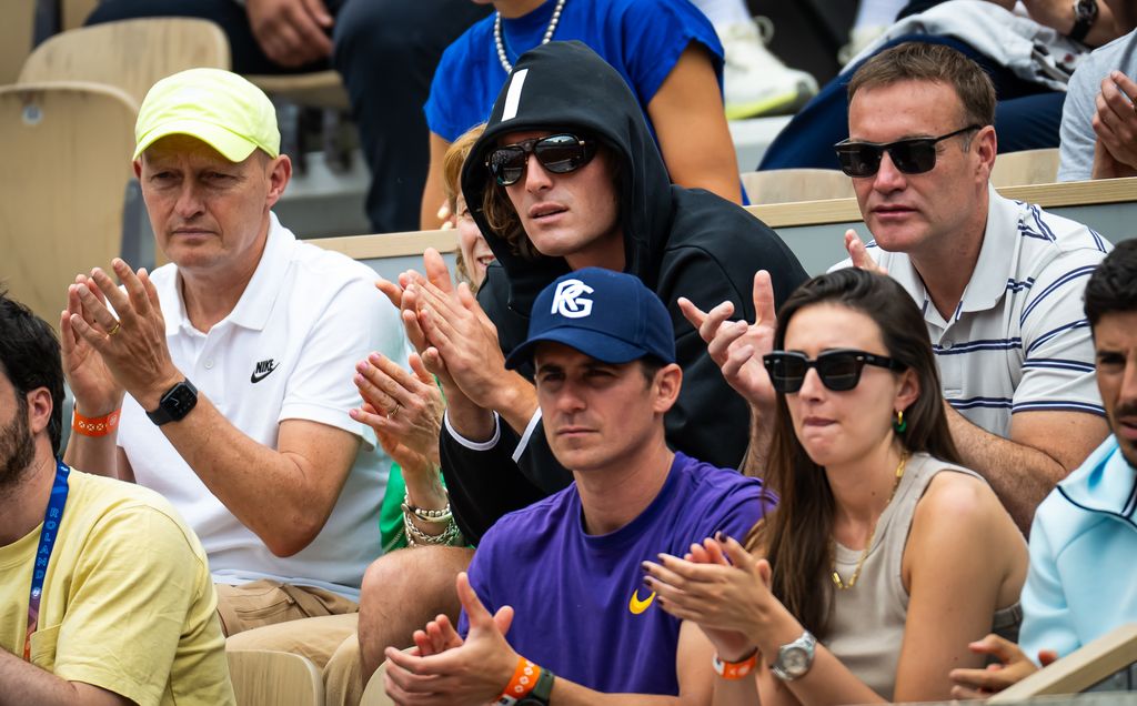 Tsitsipas viendo a Paula jugar en Roland Garros