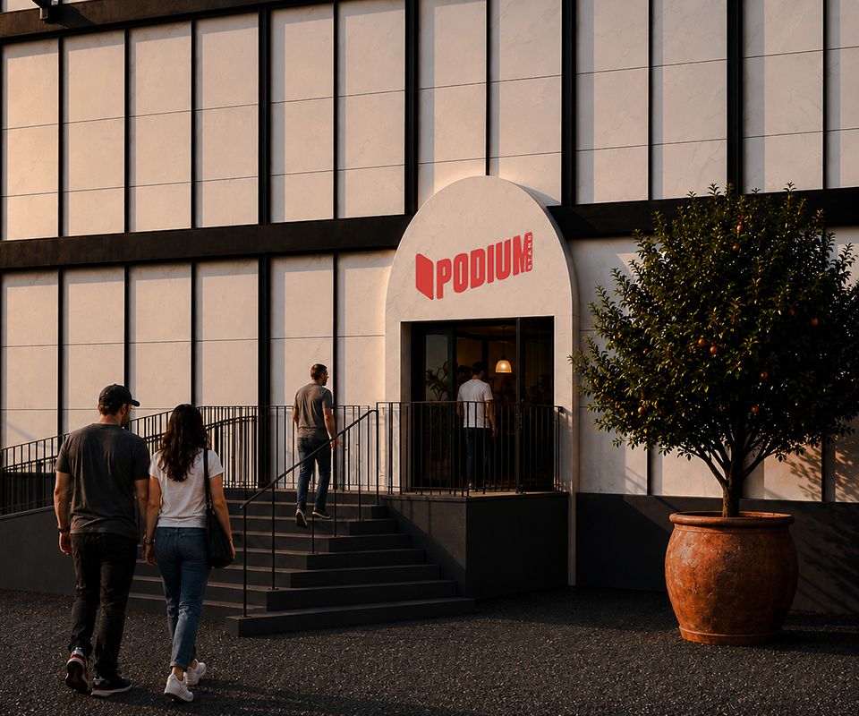 Podium Stand: Desde esta posición, ofrece una perspectiva única de los momentos más decisivos del fin de semana: la salida de la carrera, la actividad en el pit lane, los adelantamientos clave y, especialmente, la ceremonia de entrega de premios.