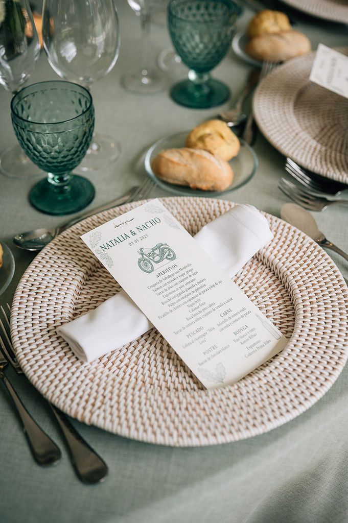 Mesa decorada con flores y tonos verdes en Castiello de Selorio en Villaviciosa