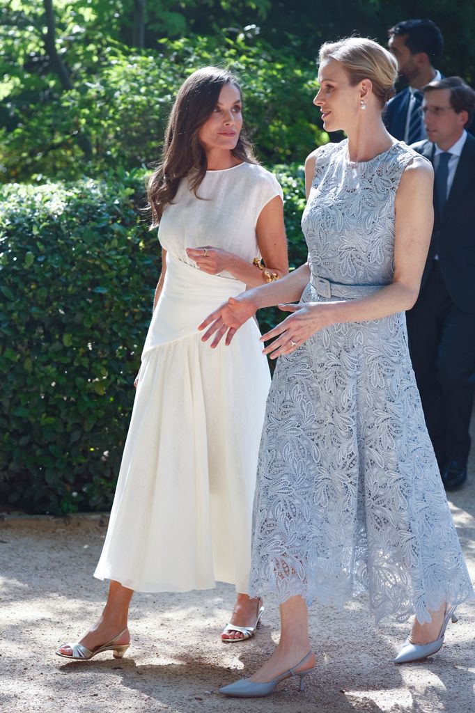 La reina Letizia hablando con la princesa Charlene