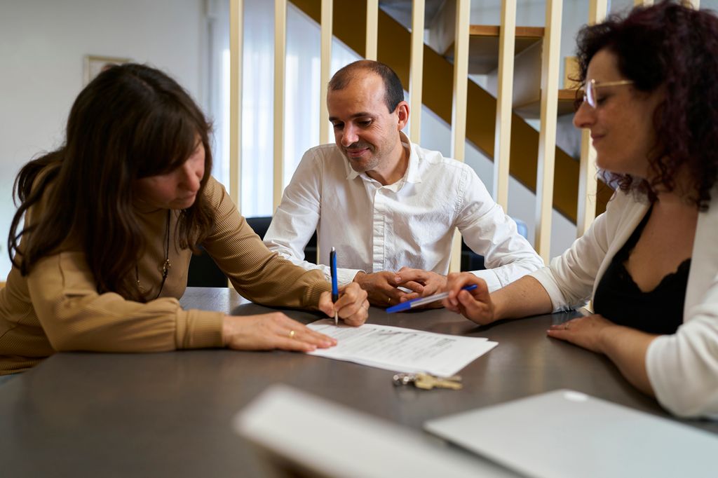 Aunque comprar vivienda suele ser más barato que alquilar en términos mensuales, acceder a una hipoteca exige disponer de decenas de miles de euros de ahorro previo