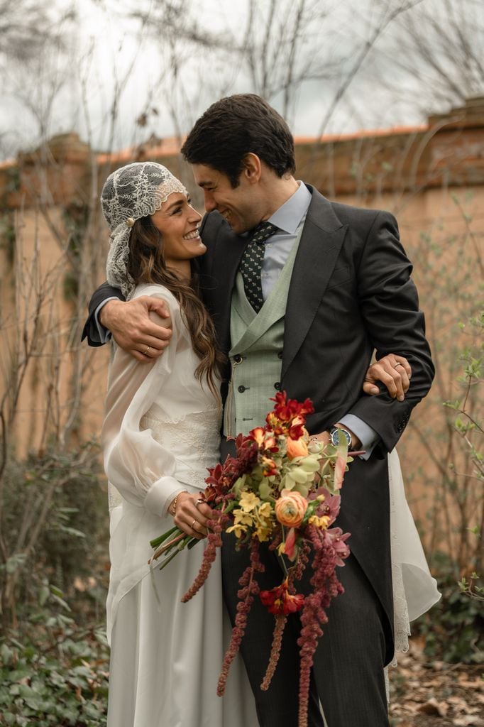 Vestido de novia viral con cola de organza y velo casquete tipo mantilla pirata
