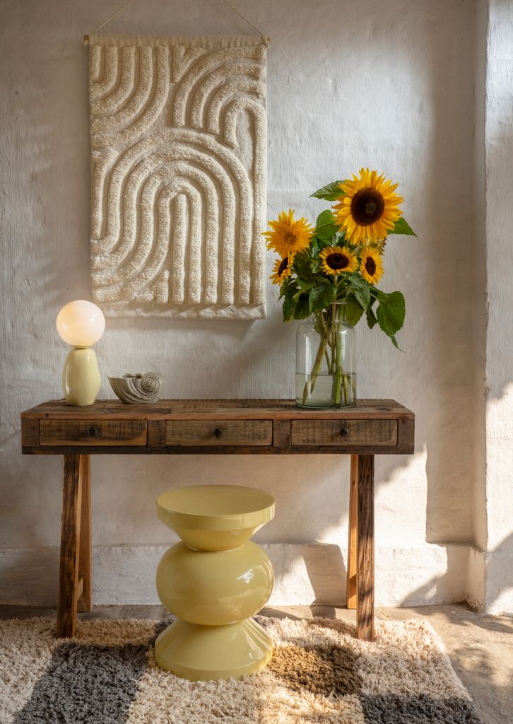 Pared decorada con un tapiz