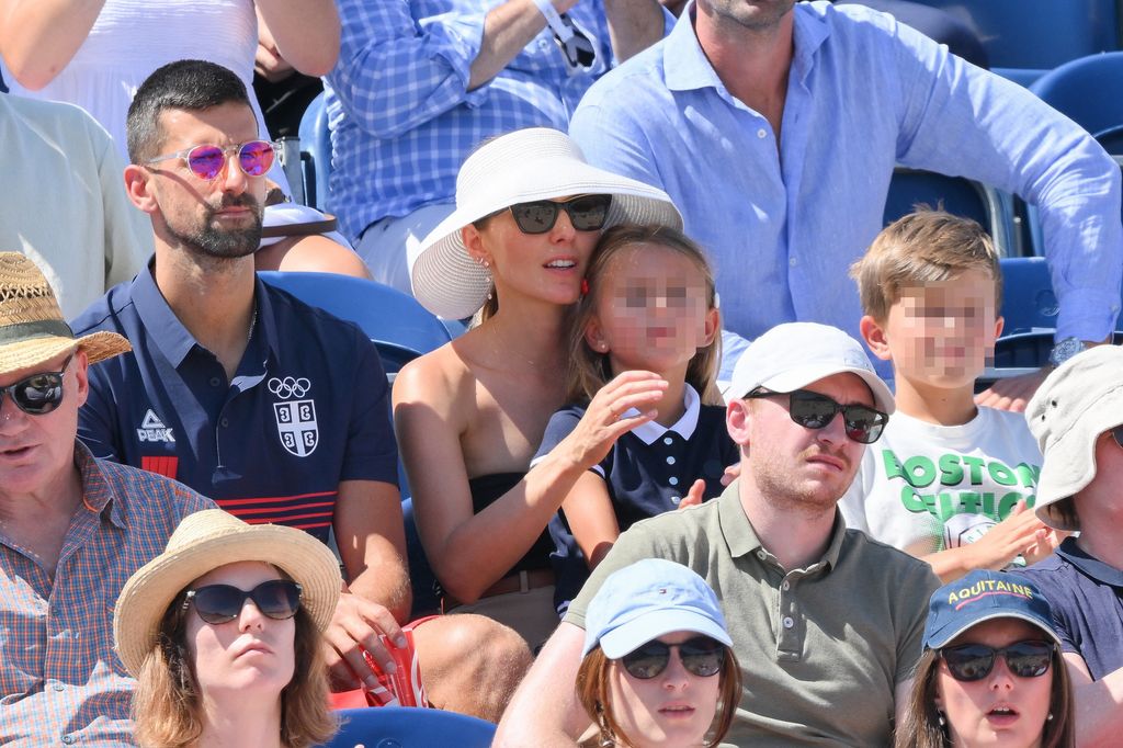 Novak Djokovic, su mujer y sus hijos presenciando un partido de tenis