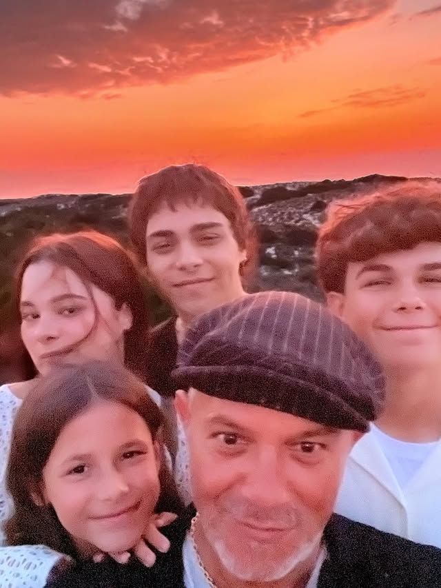 Antes de embarcarse en su nueva gira, Alejandro Sanz ha recargado pilas junto a sus cuatro hijos