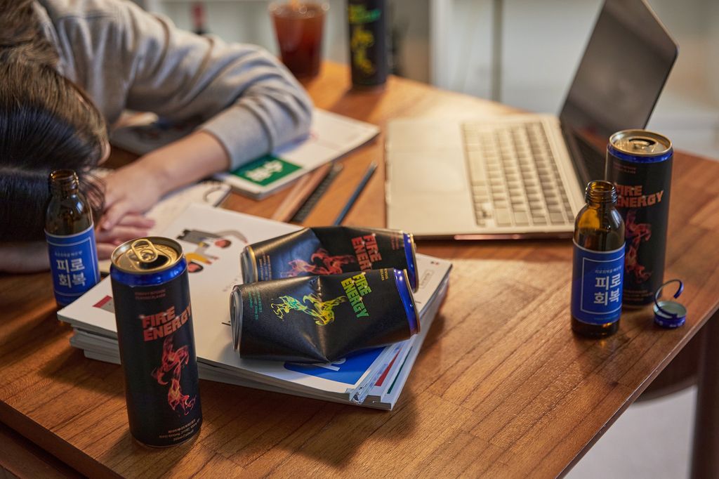 Bebidas energéticas en el escritorio de un adolescente tumbado
