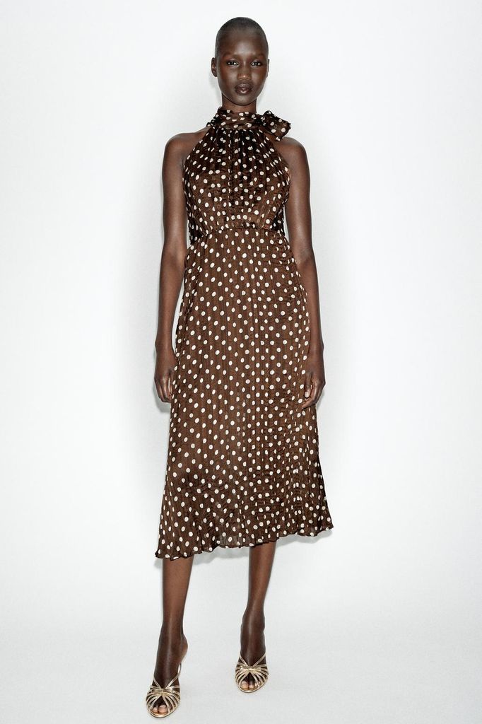 Aterriza en Zara el vestido midi de lunares de Mary de Dinamarca