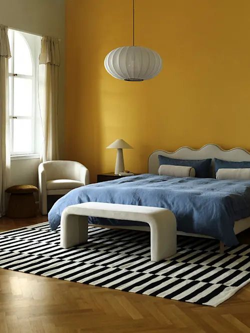 Dormitorio con pared amarilla