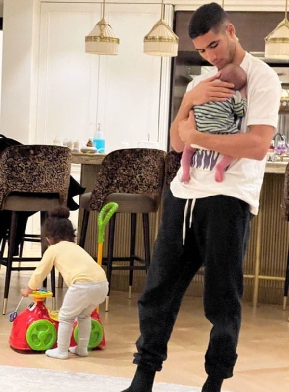 Achraf Hakimi con sus dos hijos