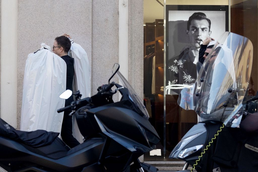 Tras la prueba de vestuario, se les vio saliendo de la tienda, antes de dirigirse hacia su jet privado