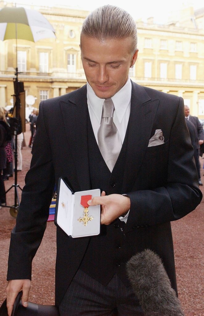 En 2003, David Beckham fue reconocido por la reina Isabel II con el título de Oficial de la Orden del Imperio Británico (OBE).