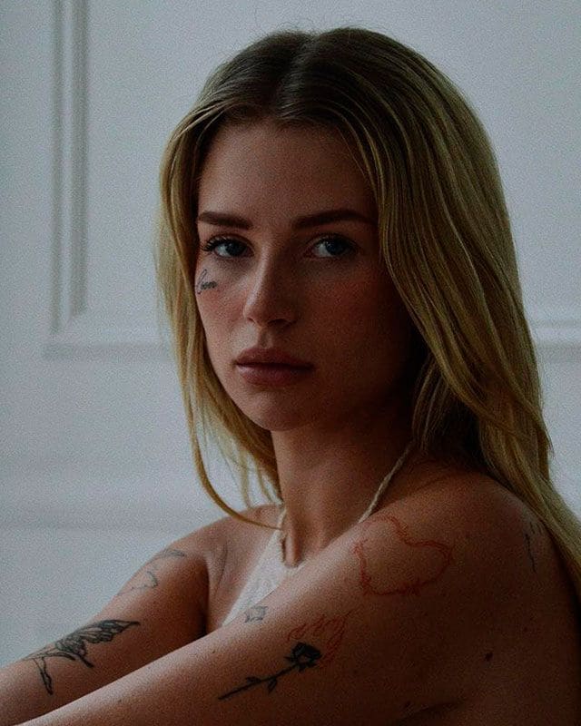 Lottie hermana Moss