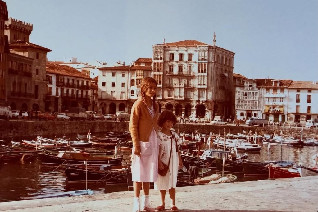 Nuria Roca y su hermana Ruth de niñas