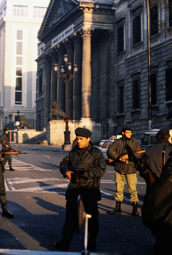 Militares en las afueras del Congerso de los Diputados el 23 de febero de 1981, durante el intento de golpe de Estado