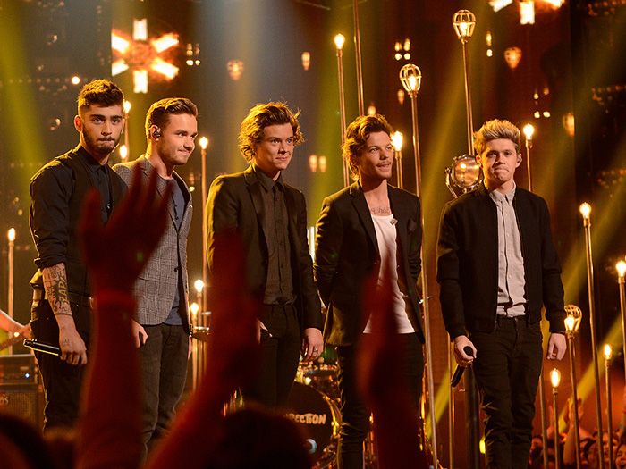 one direction cantando en el escenario