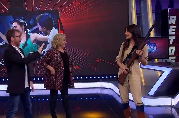 Pilar Rubio con un rifle en El Hormiguero