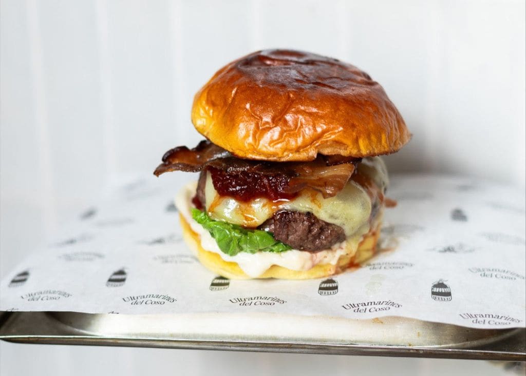 Ultramarines del Coso presenta una hamburguesa de carne y otra de merluza en su carta.