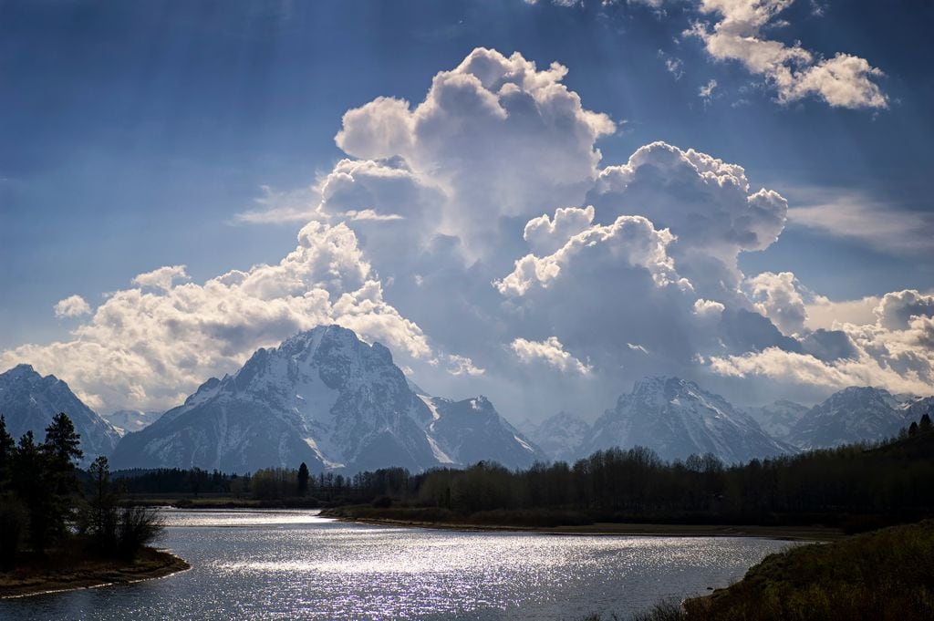 Así se ve el "Efecto Lago" desde abajo. Estas nubes convectivas actúan como chimeneas, bombeando el calor y la humedad del lago hacia la atmósfera fría para transformarlo en precipitaciones intensas.