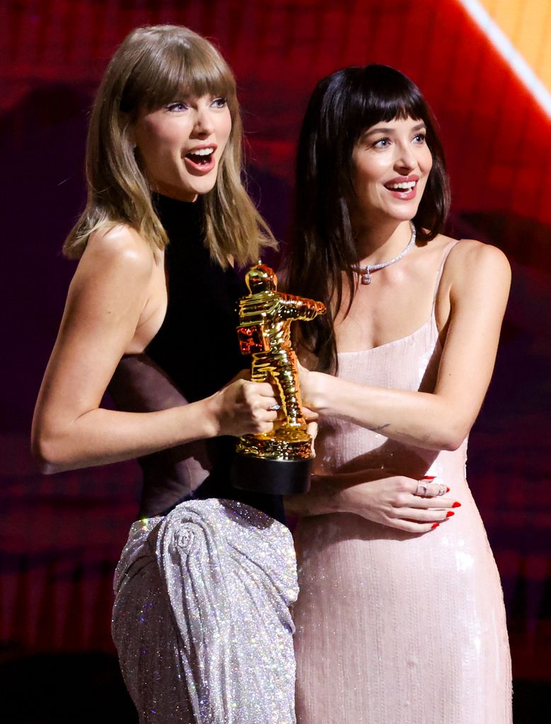 Taylor Swift y Dakota Johnson en el escenario mientras Swift recibe el premio Artist Director Honors en los MTV Video Music Awards de 2026