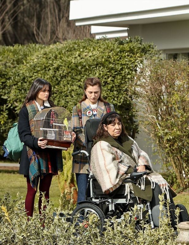 Tras la boda de Sevgi y Fikret, la convivencia de sus dos familias bajo el mismo techo no será fácil