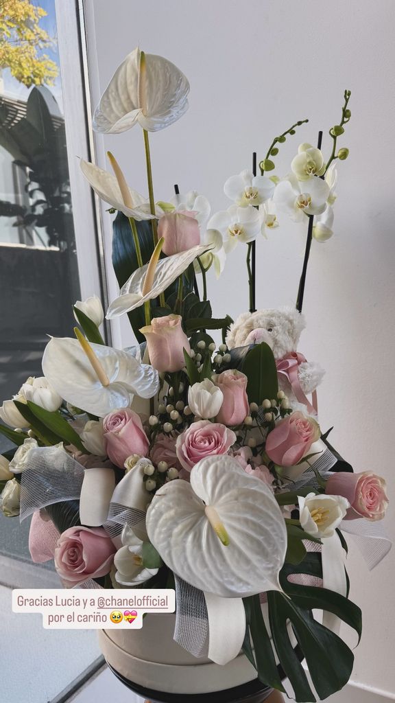 Joana Sanz sube un ramo de flores tras dar a luz a su primer bebé 