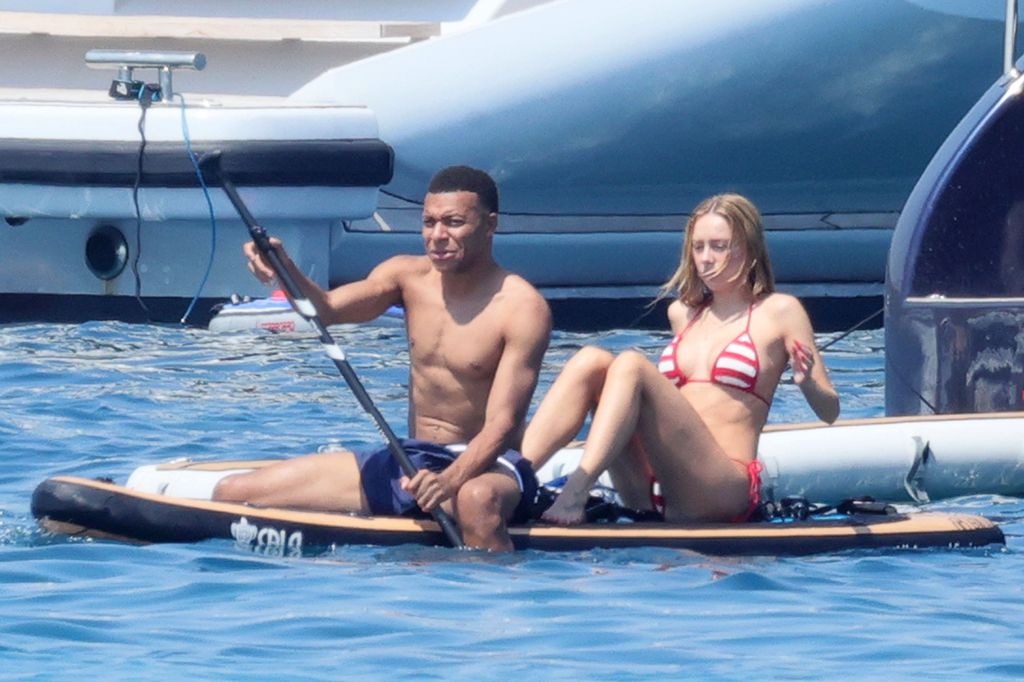 Kylian Mbappé y Ester Expósito compartieron una tabla de paddle para pasear por las aguas del Mediterráneo.