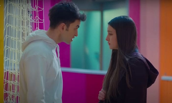 Tolga le recrimina a Zehra haber rodado el móvil de Yasmin en 'Hermanos'