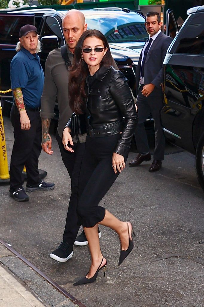 Selena Gómez luciendo un elegante 'total black look'.
