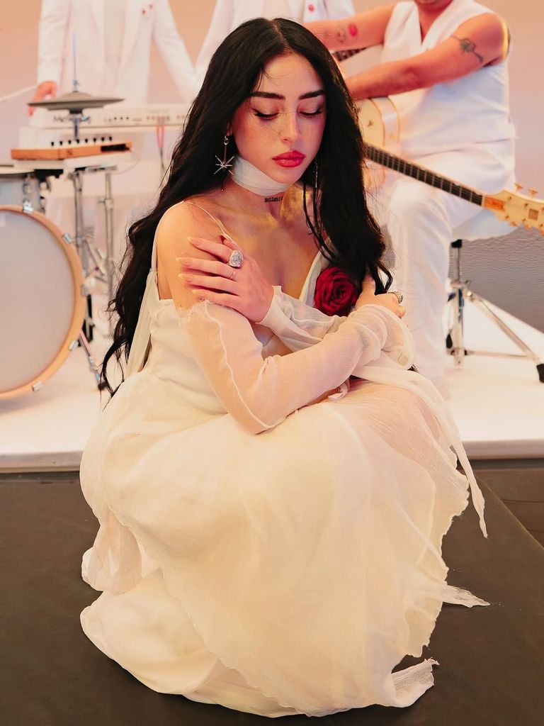 Nicki Nicole presenta su nueva canción con el grupo Tan Biónica