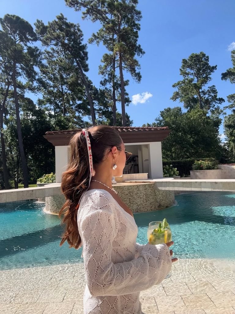 Aneliz Aguilar lució guapísima con un look veraniego en tendencia.