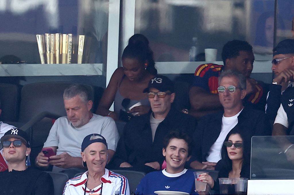 De izquierda a derecha: Peso Pluma, Marc Chalamet, Timothée Chalamet y Kylie Jenner. En la segunda fila, Zinedine Zidane al centro, en la final del Mundial 2026 en el MetLife Stadium.