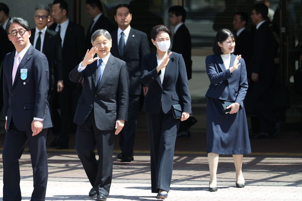 Los emperadores Naruhito y Masko con su hija Aiko en su  visita a Fukushima