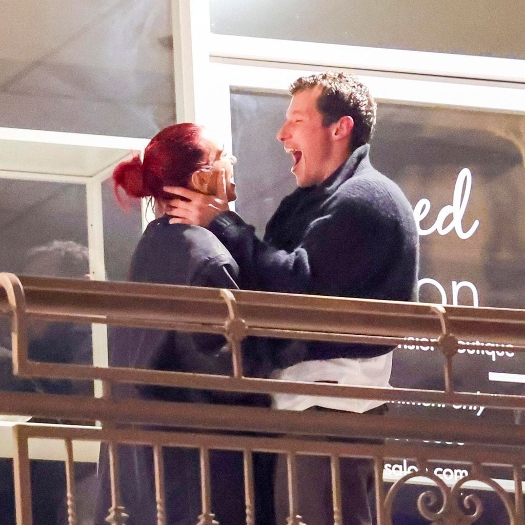 dua lipa y callum turner beso