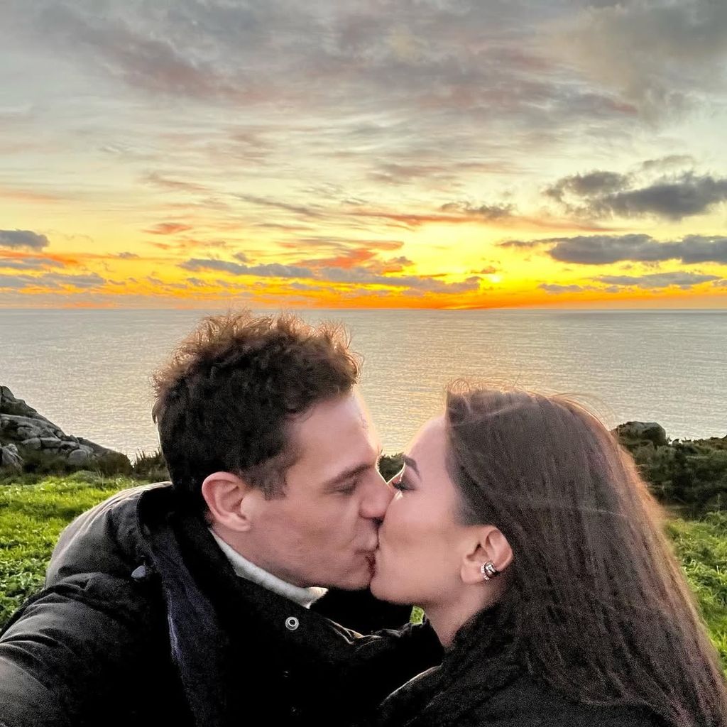 El romántico Christian Gálvez y Patricia Pardo, frente al mar y con un bellísimo atardecer de fondo