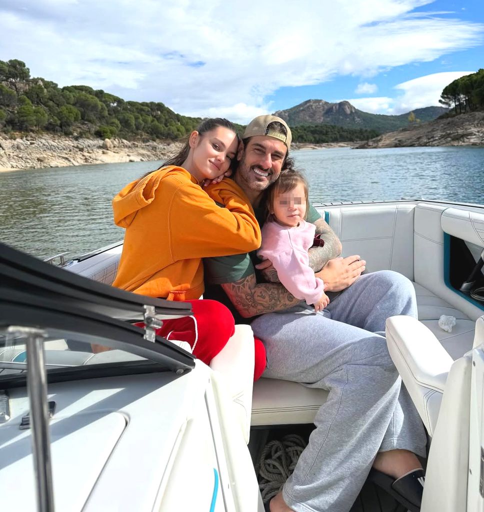 Melendi con sus hijas