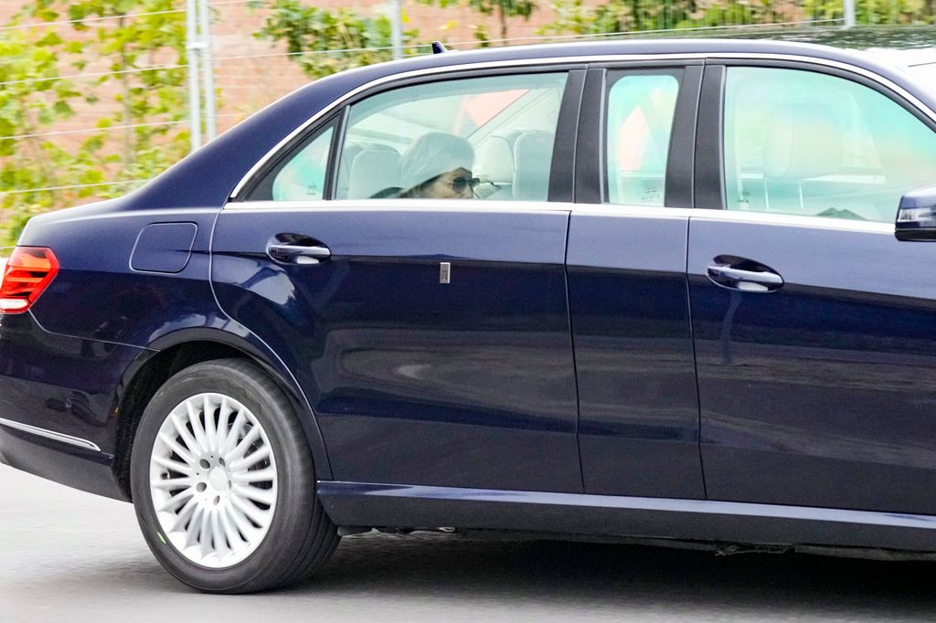 La reina Sonia en el coche dirigiéndose al hospital