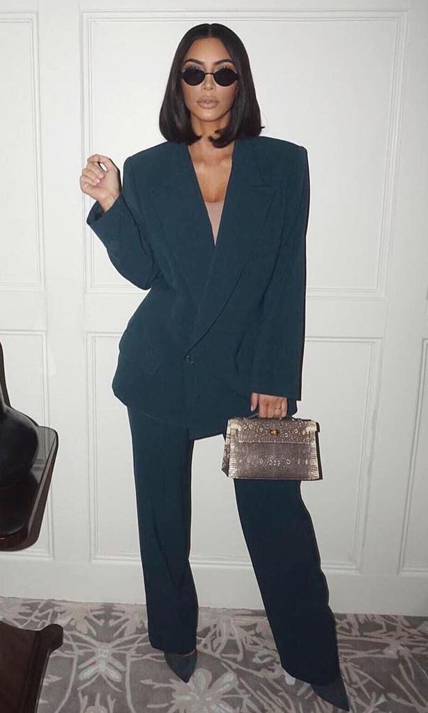 kim kardashian con un traje de vetements