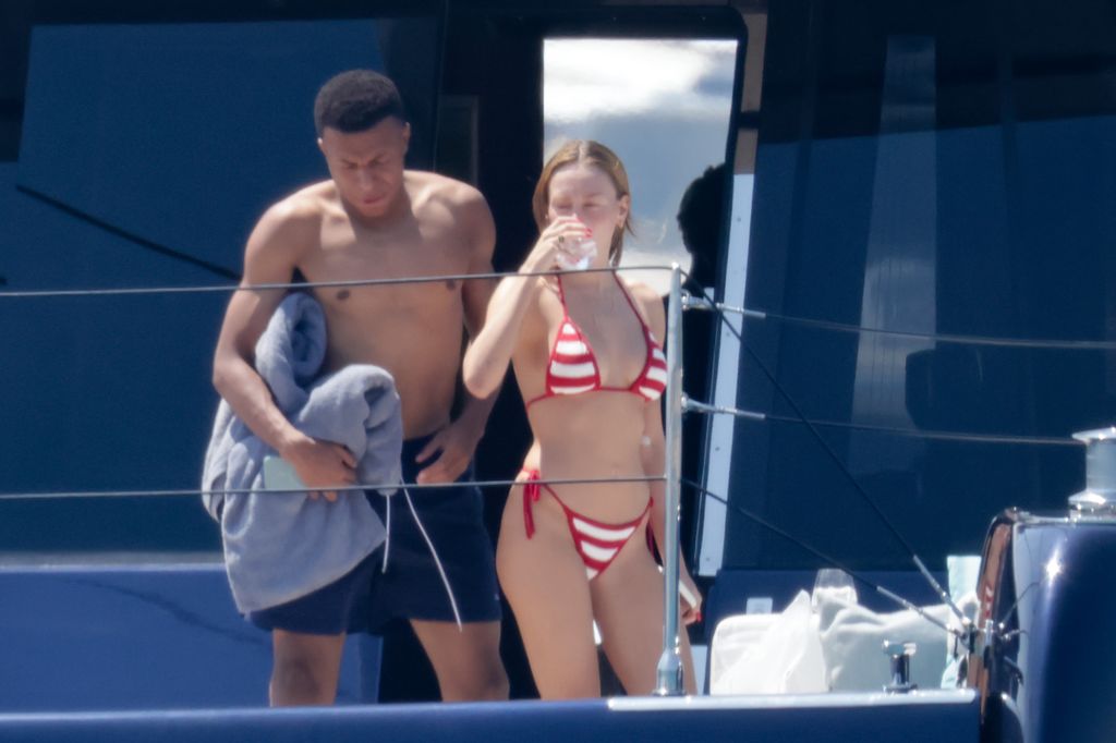 Kylian Mbappé disfrutando de una relajante escapada en yate junto a Ester Expósito, frente a la costa de Cerdeña.