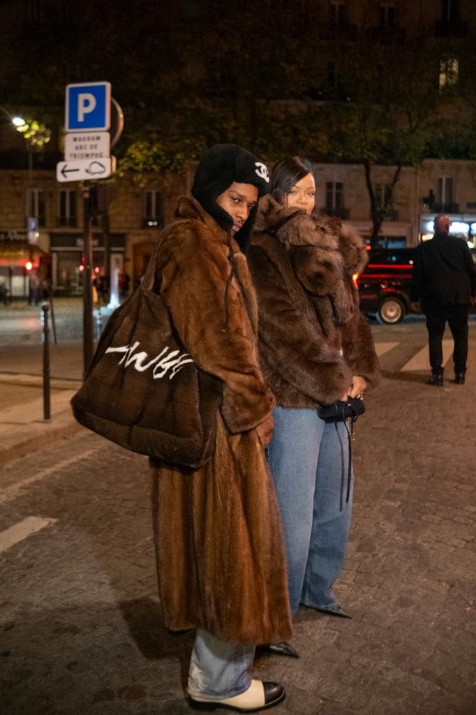 La pareja coordina total-looks.