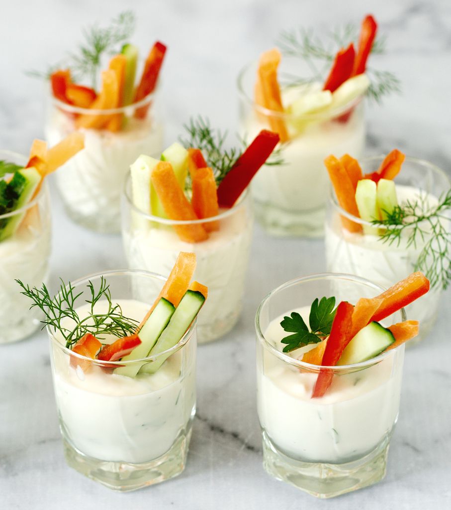Vasitos de crema de yogur y crudités.