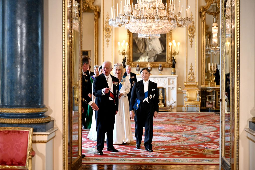 Los reyes Carlos y Camilla accediendo con los emperadores de Japón al banquete de gala en el que son anfitriones en Londres