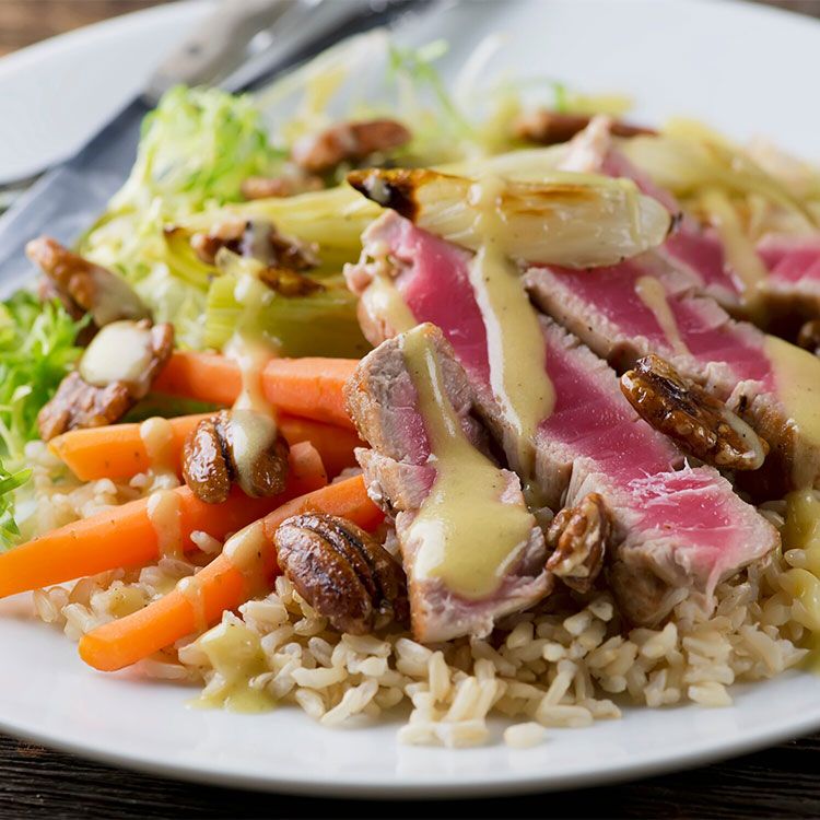 'Tataki' de atún con arroz y nueces pecanas