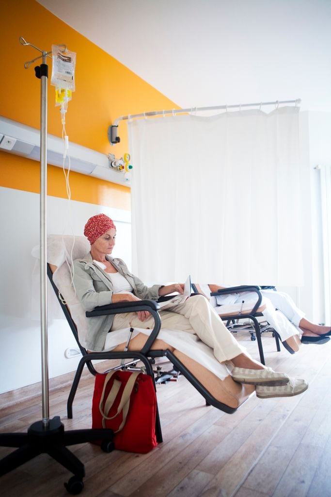 paciente sometiéndose a un tratamiento de quimioterapia