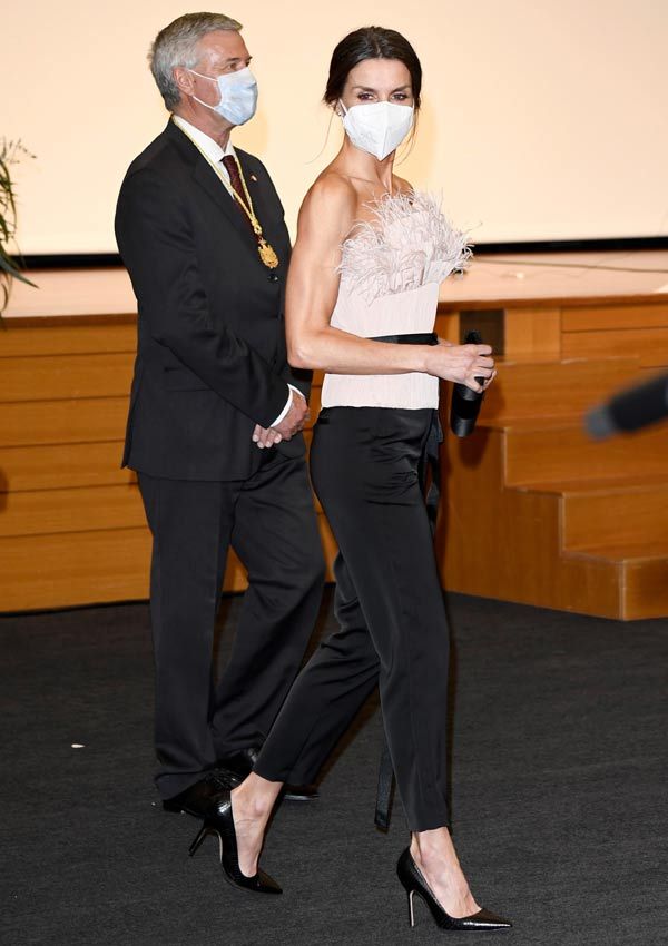Reina Letizia con corsé de plumas
