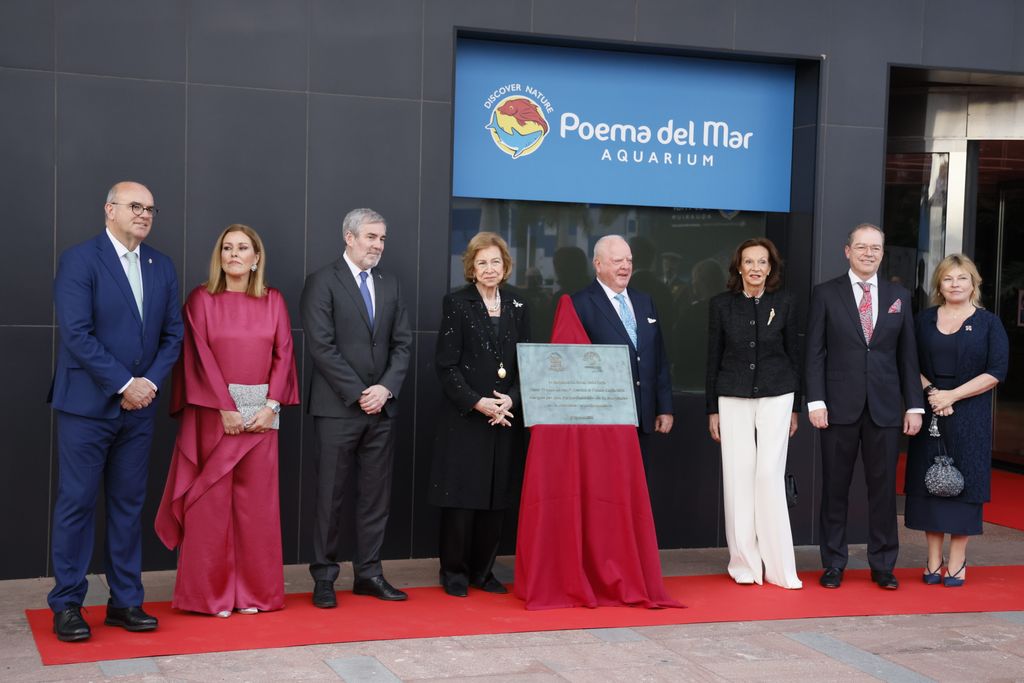 El delegado del Gobierno en Canarias, Anselmo Pestana; la presidenta del Parlamento de Canarias, Astrid Pérez; el presidente del Gobierno de Canarias, Fernando Clavijo; la Reina Sofía, el presidente de Loro Parque, Wolfgang Kiessling, y su mujer Brigitte; y el presidente de Loro Parque Fundación, Christoph Kiessling