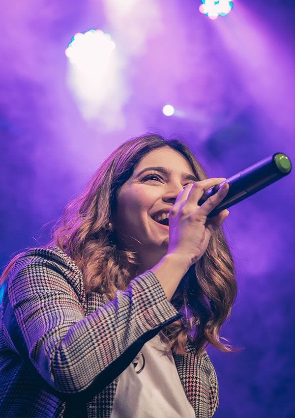 Mujer cantando en un karaoke