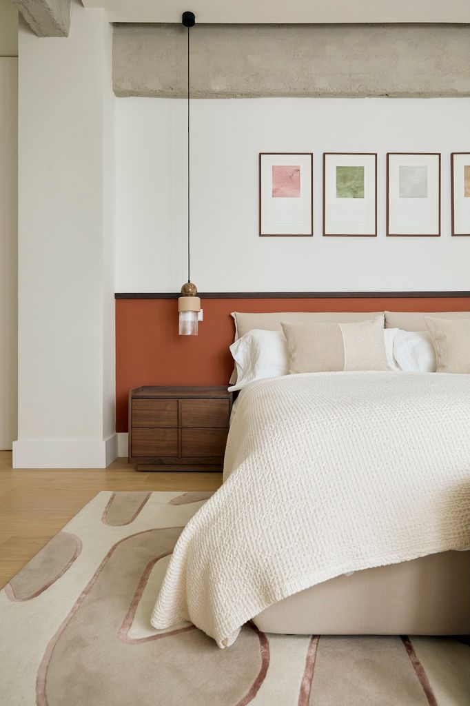 Dormitorio con pared en color terracota.