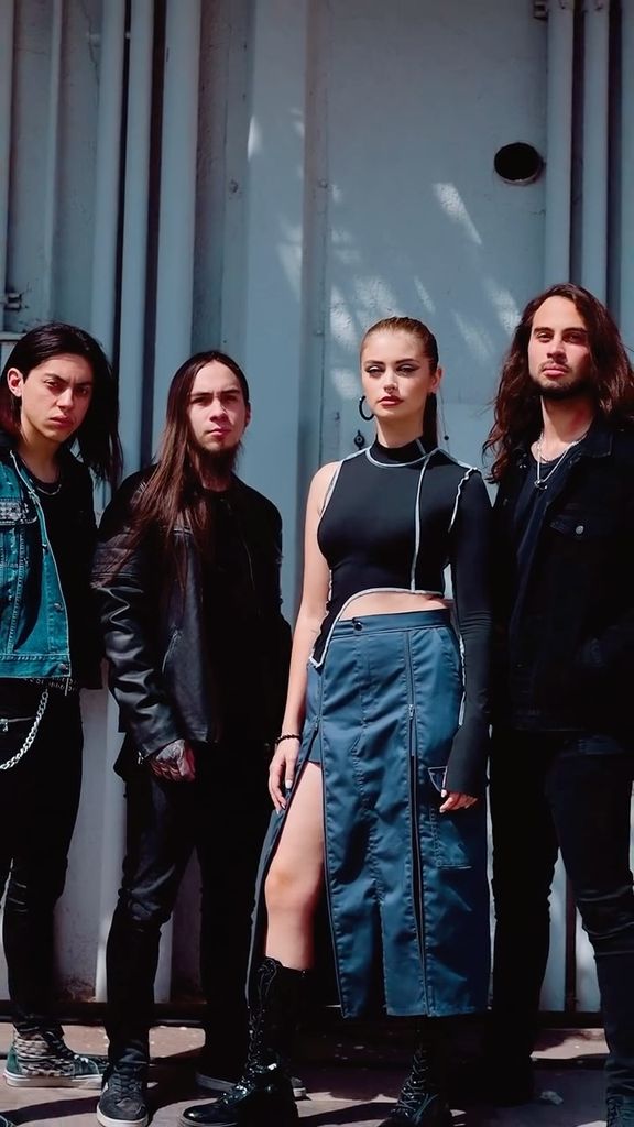 Ignacia Fernández es vocalista y fundadora de la banda de death metal progresivo Decessus.